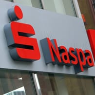Logo an einer Naspa-Filiale (Symbolbild): Die Sparkasse schließt einige Filialen.