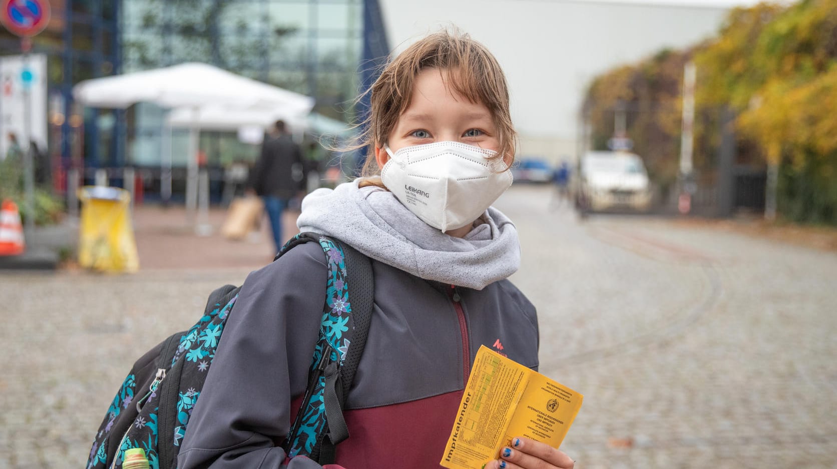 Isabelle "Isy" Schüler mit Impfausweis: Sie hat ihre Mutter ins Impfzentrum begleitet und sich den zweiten Piks geholt.