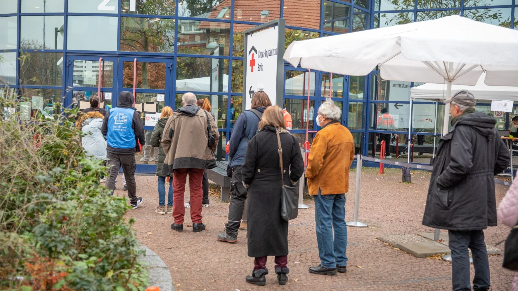 Menschen stehen Schlange vor dem Impfzentrum an der Messe in Berlin: Viele der Wartenden hatten einen Termin, wer spontan kam, musste teils stundenlang warten.