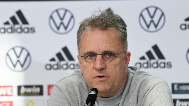 Fordert ungeimpfte Profis zur Impfung auf: DFB-Arzt Tim Meyer.