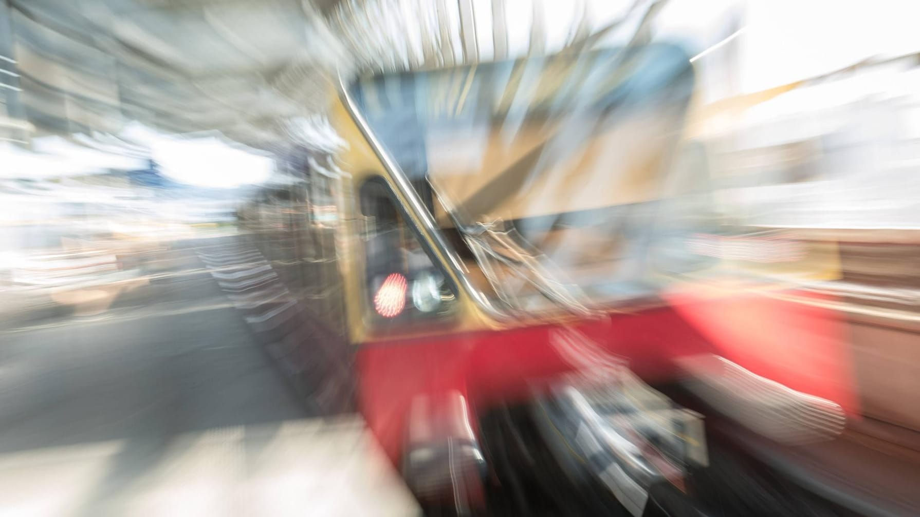 Eine S-Bahn im Bahnhof Berlin-Südkreuz (Archivbild): In einem Zug auf dem Weg zum Südkreuz hat ein Mann Kontrolleure bedroht.