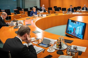 Bund-Länder-Gipfel in Berlin: Die geschäftsführende Kanzlerin Angela Merkel diskutiert mit den Regierungschefs der Länder über verschärfte Corona-Maßnahmen.