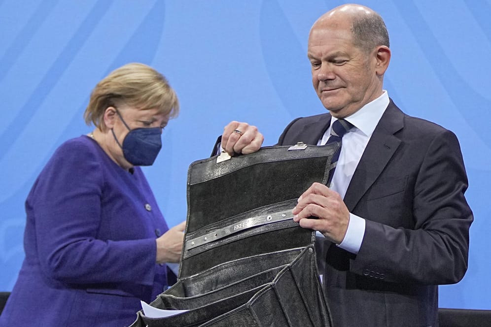 Olaf Scholz und Angela Merkel: Der Bald-Kanzler und die Noch-Kanzlerin konnten sich mit den Ministerpräsidenten nicht auf weitreichende Regelungen einigen.