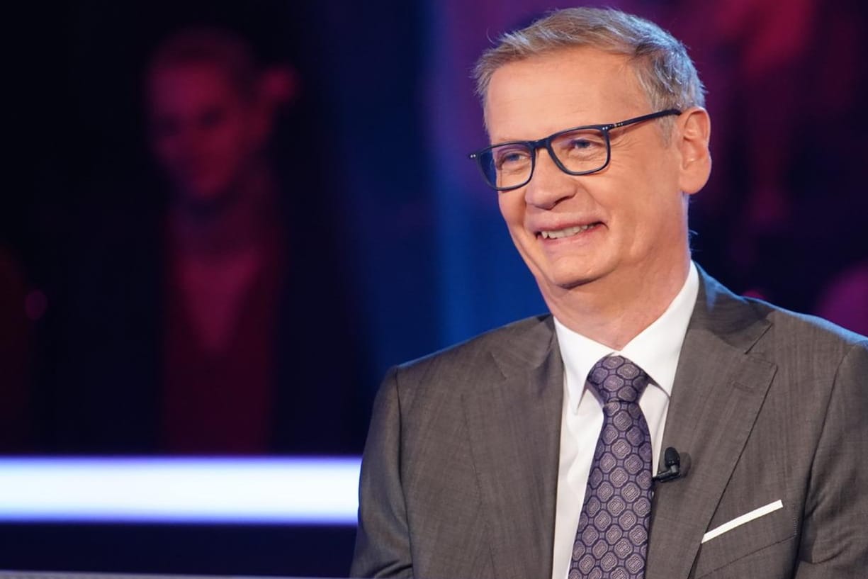 Günther Jauch: Der Moderator hat beim "Wer wird Millionär? – Prominenten-Special" mit einem Versprecher für Aufsehen gesorgt.