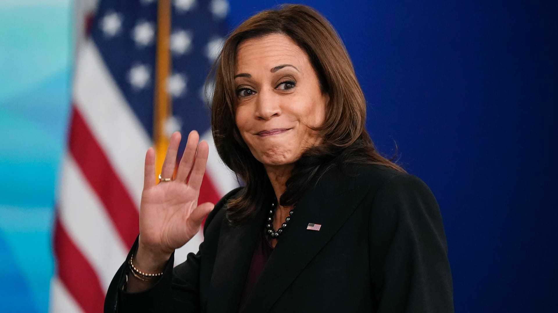 Vizepräsidentin Kamala Harris winkt in die Kameras (Archivbild): Sie muss sich jetzt eine neue Kommunikationsdirektorin suchen.