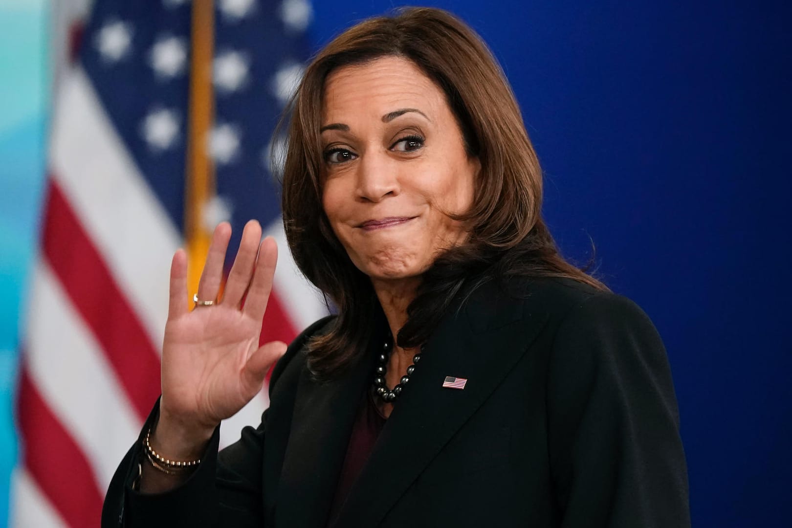 Vizepräsidentin Kamala Harris winkt in die Kameras (Archivbild): Sie muss sich jetzt eine neue Kommunikationsdirektorin suchen.