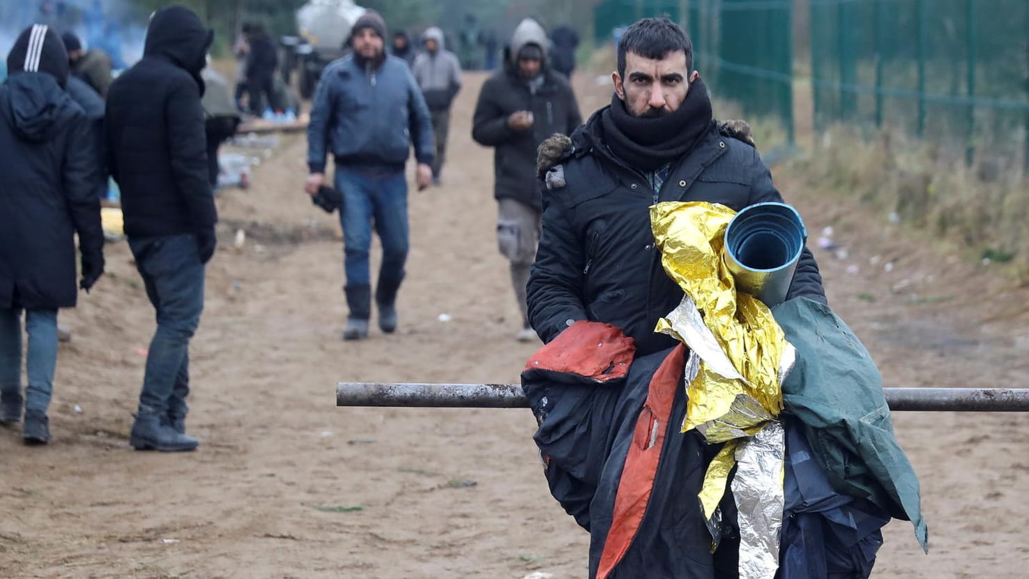 Migranten in einem Lager an der Grenze zu Belarus (Archivbild): Auf der anderen Seite des Zaunes sind Flüchtlinge in ein Logistikzentrum umgezogen.