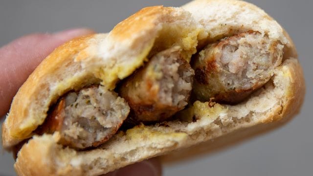 Drei Nürnberger Bratwürste in einem Brötchen. Auf 100 Quadratmetern werden Informationen über die beliebte Wurst ausgestellt. Drei Nürnberger Bratwürste in einem Brötchen. Auf 100 Quadratmetern werden Informationen über die beliebte Wurst ausgestellt.