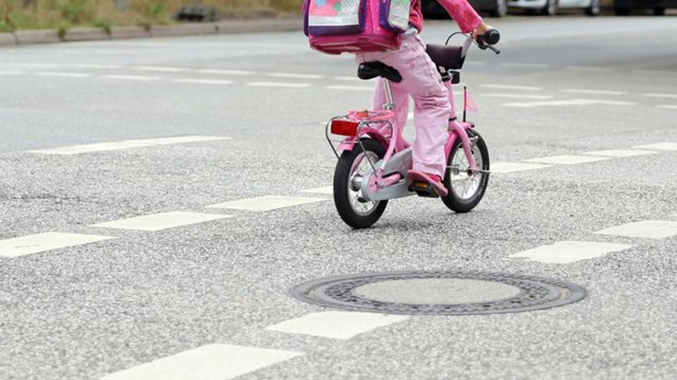 Auf Kinder muss im Straßenverkehr besonders geachtet werden, das fängt natürlich bei den Eltern an.