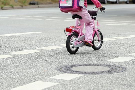 Auf Kinder muss im Straßenverkehr besonders geachtet werden, das fängt natürlich bei den Eltern an.