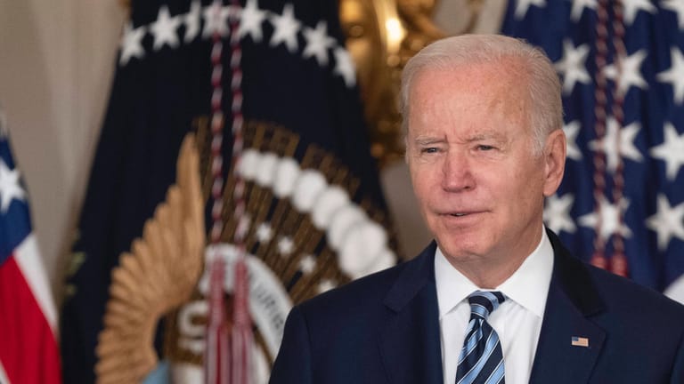 US-Präsident Joe Biden spricht im Weißen Haus zu Reportern (Archivbild): Er erwägt, keine politischen Vertreter zu den Olympischen Spielen 2022 zu schicken.