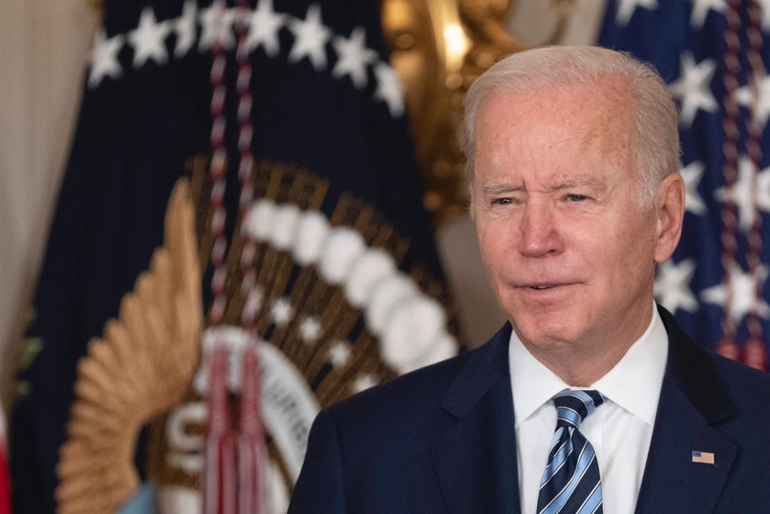 US-Präsident Joe Biden spricht im Weißen Haus zu Reportern (Archivbild): Er erwägt, keine politischen Vertreter zu den Olympischen Spielen 2022 zu schicken.