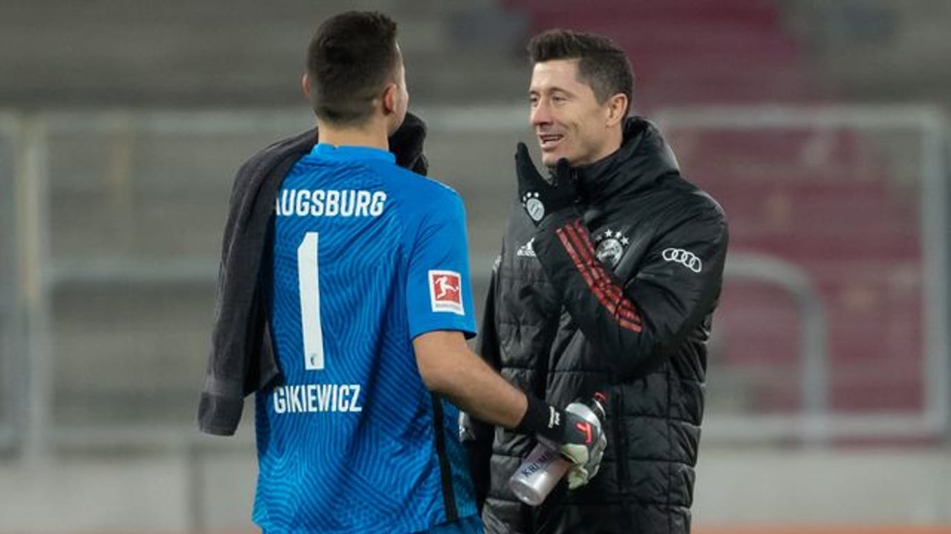 Polnisches Duell in Augsburg: FCA-Keeper Rafal Gikiewicz (l) erwartet Landsmann Robert Lewandowski mit dem FC Bayern.