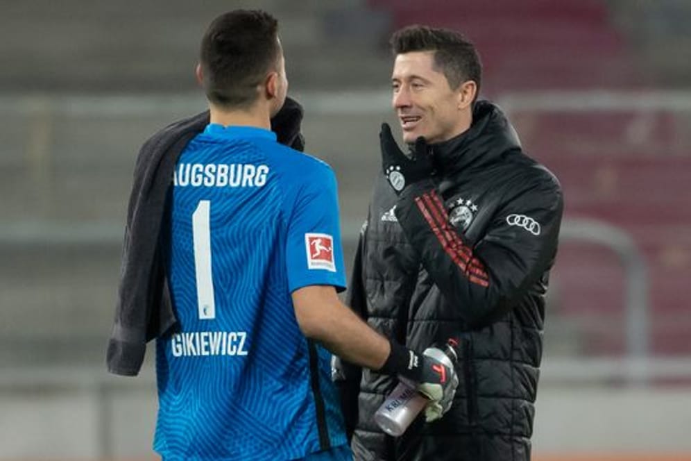 Polnisches Duell in Augsburg: FCA-Keeper Rafal Gikiewicz (l) erwartet Landsmann Robert Lewandowski mit dem FC Bayern.