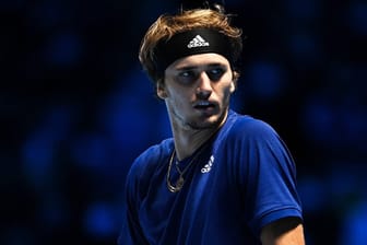 Alexander Zverev: Der Deutsche muss bei den ATP-Finals als nächstes gegen Novak Djokovic ran – abseits des Platzes beschäftigt auch ihn der Fall Peng Shuai.