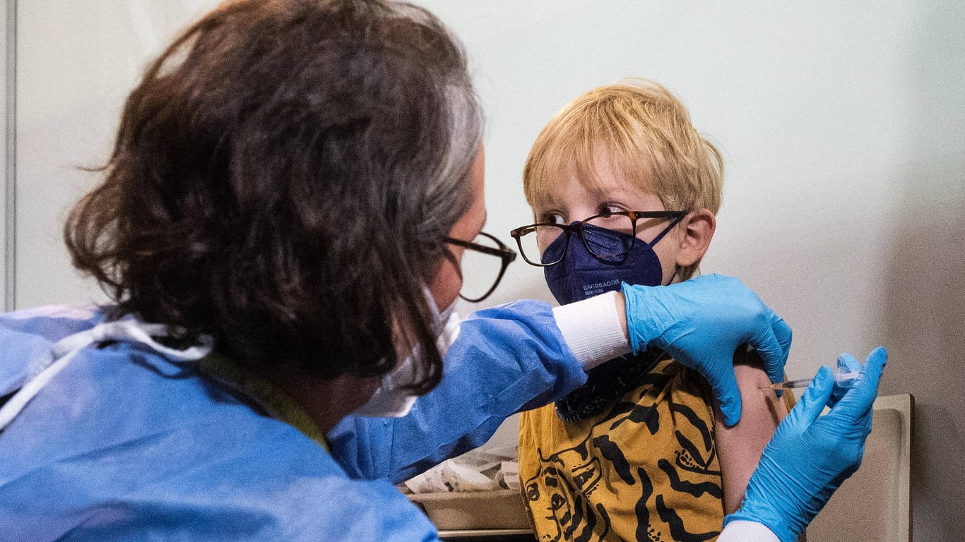 Ein Junge wird geimpft (Archiv): "Ein großer Moment für den Schutz von Kindern."