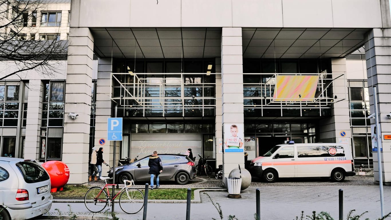 Die Kinderklinik der Charité in Berlin (Archivbild): Ein Arzt prangert die desaströsen Zustände in der Klinik an.
