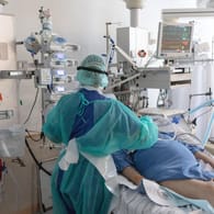 Behandlung eines Corona-Patienten in Bayern (Archivfoto): Das Bundesland ist von der vierten Welle der Pandemie besonders betroffen.