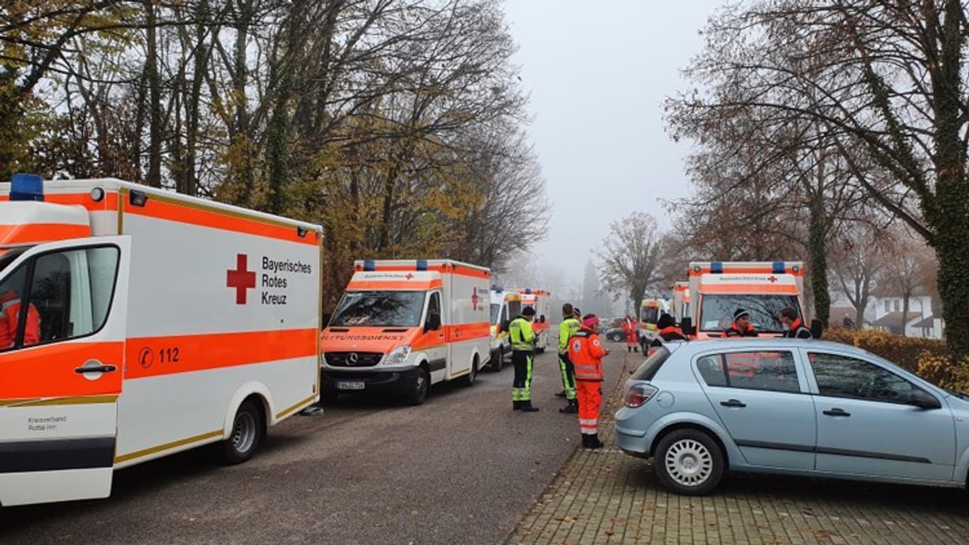 Krankenwagen im bayerischen Rottal-Inn: Die Corona-Lage in dem Bundesland spitzt sich weiter zu.