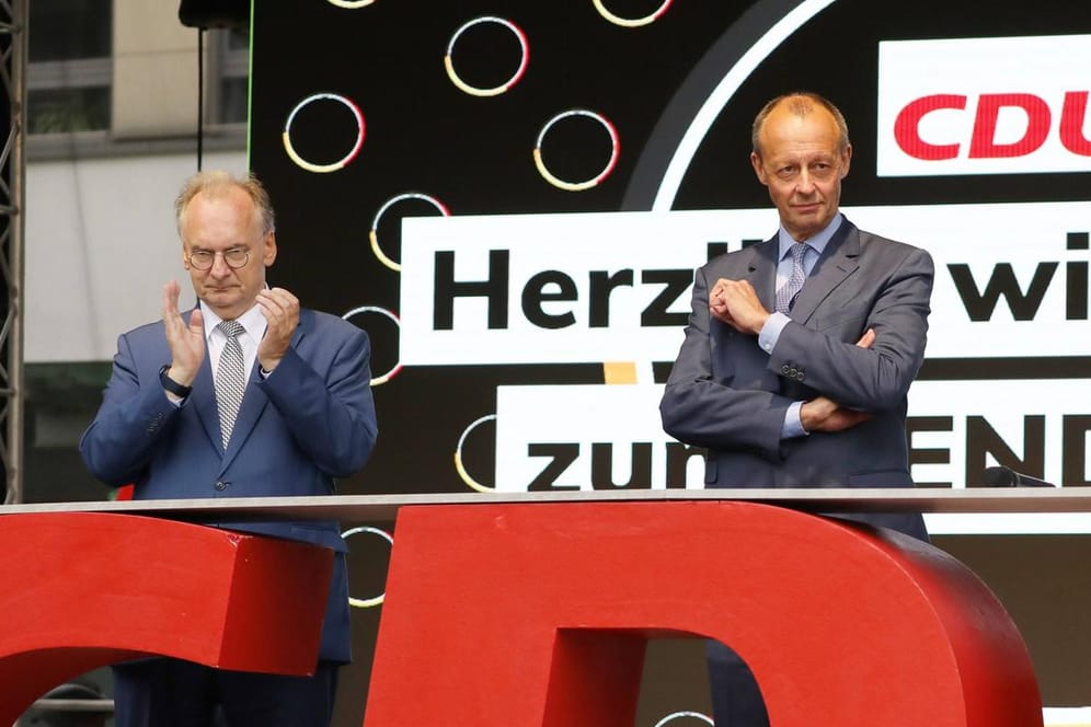 Reiner Haseloff und Friedrich Merz (Archivbild): Sachsen-Anhalts Ministerpräsident unterstützt den früheren Unionsfraktionschef im Kampf um den CDU-Parteivorsitz.
