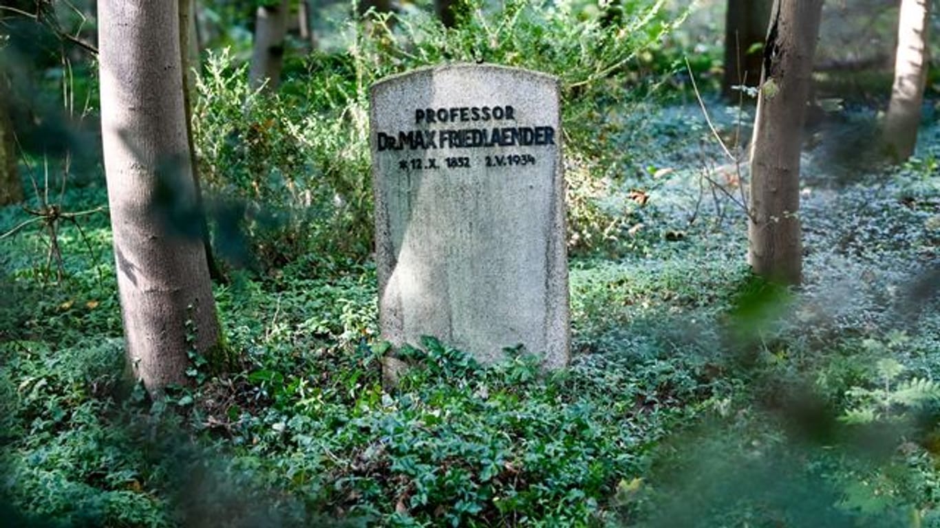 Das Grab von Max Friedlaender auf dem Südwestkirchhof Stahnsdorf (Archivbild): Es soll nun verlegt werden.