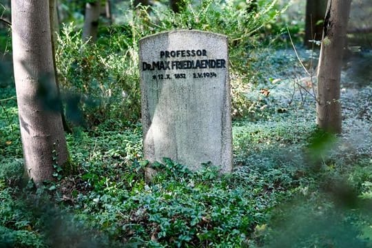 Das Grab von Max Friedlaender auf dem Südwestkirchhof Stahnsdorf (Archivbild): Es soll nun verlegt werden.