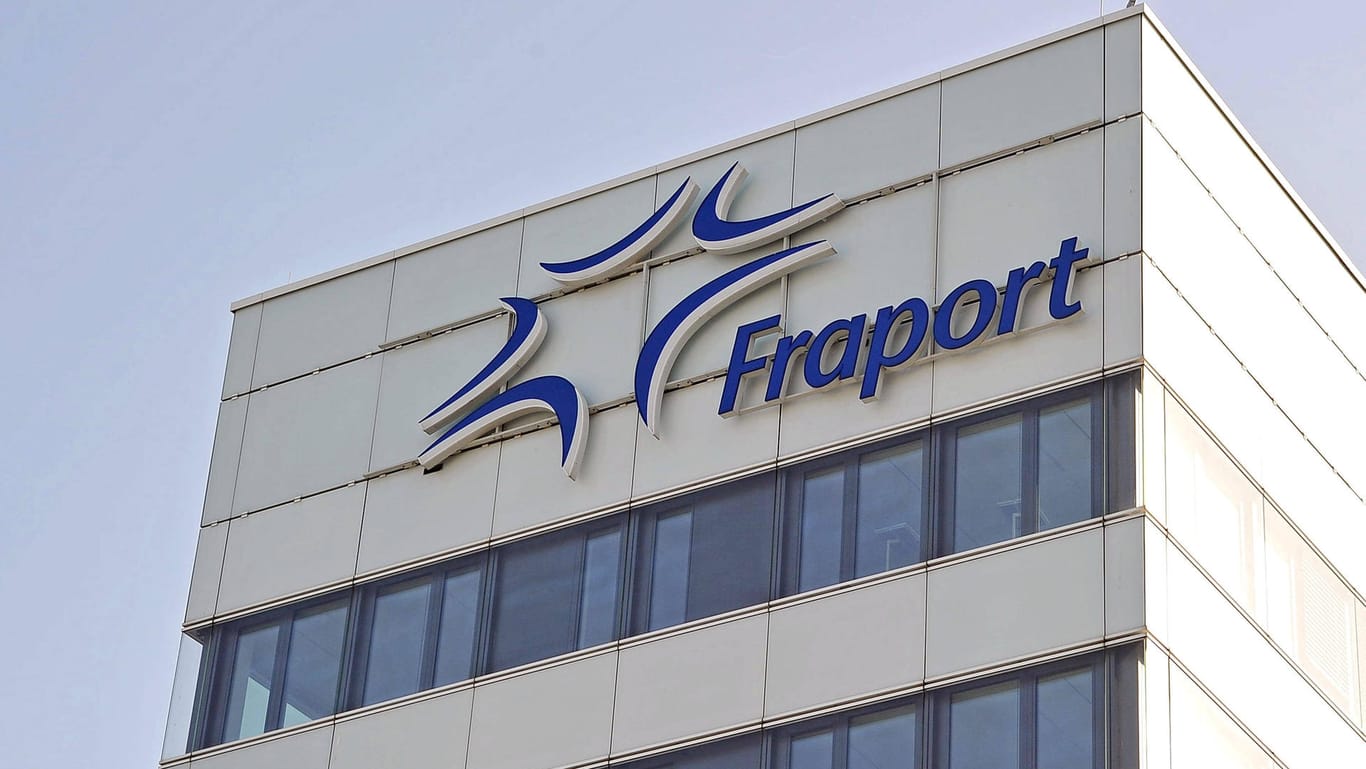 Die Fraport-Zentrale in Frankfurt a.M. (Symbolbild): Der Flughafenbetreiber trennt sich von Anteilen an der Tochterfirma FraSec.