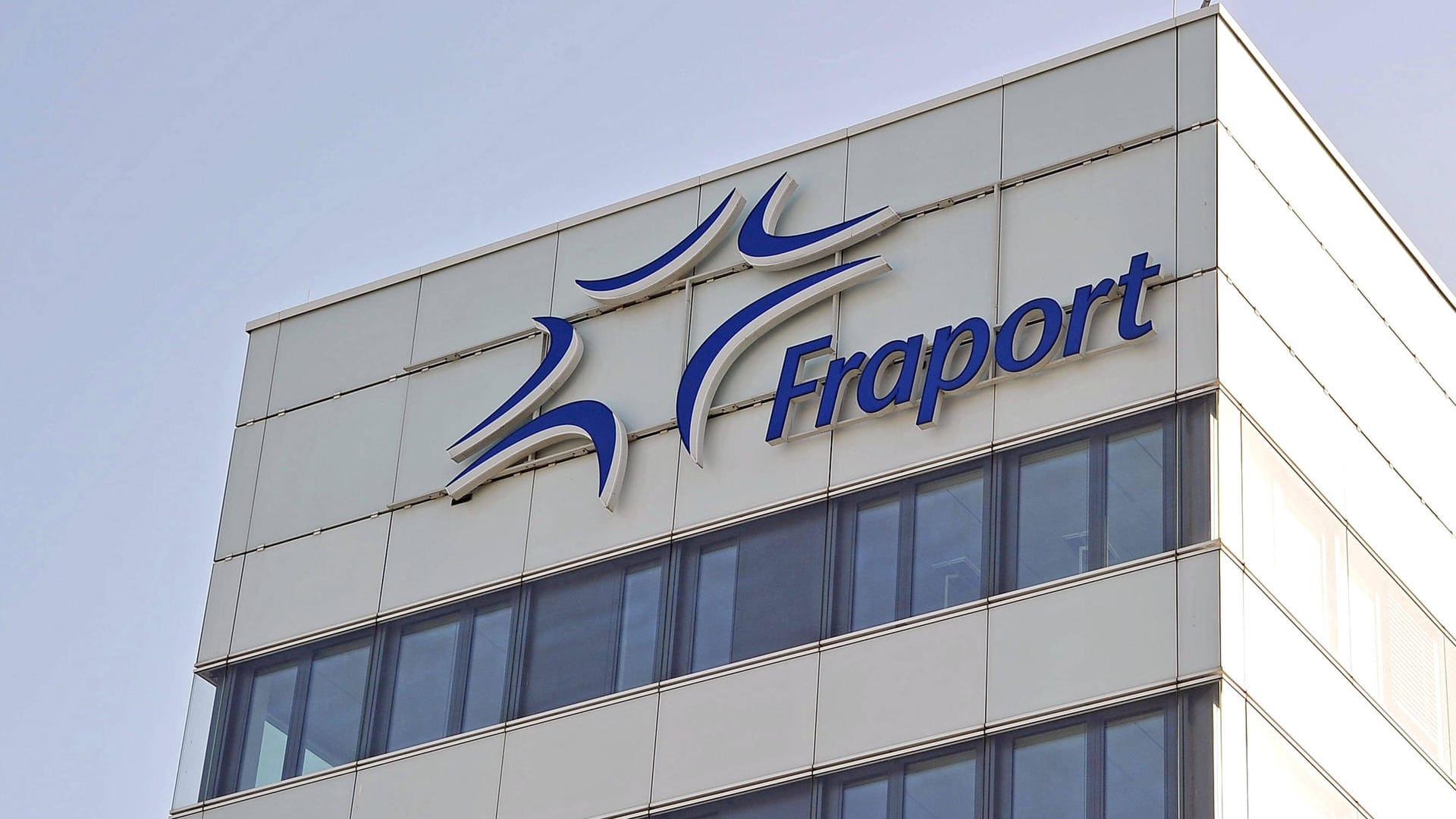 Die Fraport-Zentrale in Frankfurt a.M. (Symbolbild): Der Flughafenbetreiber trennt sich von Anteilen an der Tochterfirma FraSec. Die Fraport-Zentrale in Frankfurt a.M. (Symbolbild): Der Flughafenbetreiber trennt sich von Anteilen an der Tochterfirma FraSec.