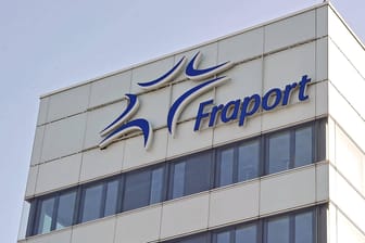 Die Fraport-Zentrale in Frankfurt a.M. (Symbolbild): Der Flughafenbetreiber trennt sich von Anteilen an der Tochterfirma FraSec.