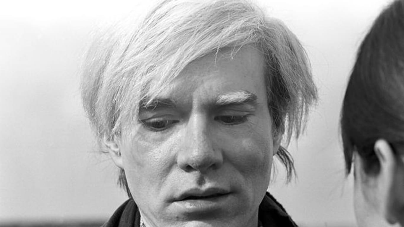 Der amerikanische Pop-Art-Künstler Andy Warhol (1971).