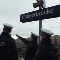 Polizisten am Bahnhof Hackerbrücke: Eine Fahrscheinkontrolle ist in einer S-Bahn eskaliert. Nach einem aggressiven Fahrgast wird nun gesucht.