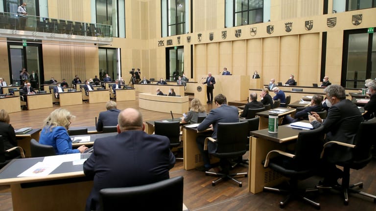 Volker Bouffier bei seiner Rede im Bundesrat: Trotz Bedenken der CDU- und CSU-geführten Bundesländer wurde das neue Infektionsschutzgesetz einstimmig angenommen.