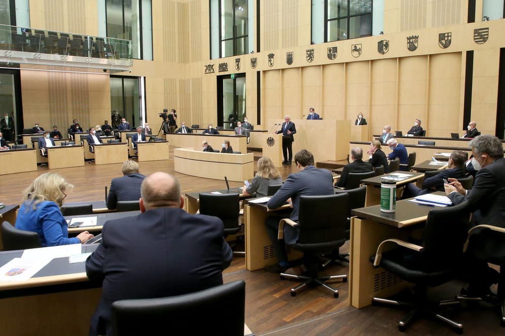 Volker Bouffier bei seiner Rede im Bundesrat: Trotz Bedenken der CDU- und CSU-geführten Bundesländer wurde das neue Infektionsschutzgesetz einstimmig angenommen.