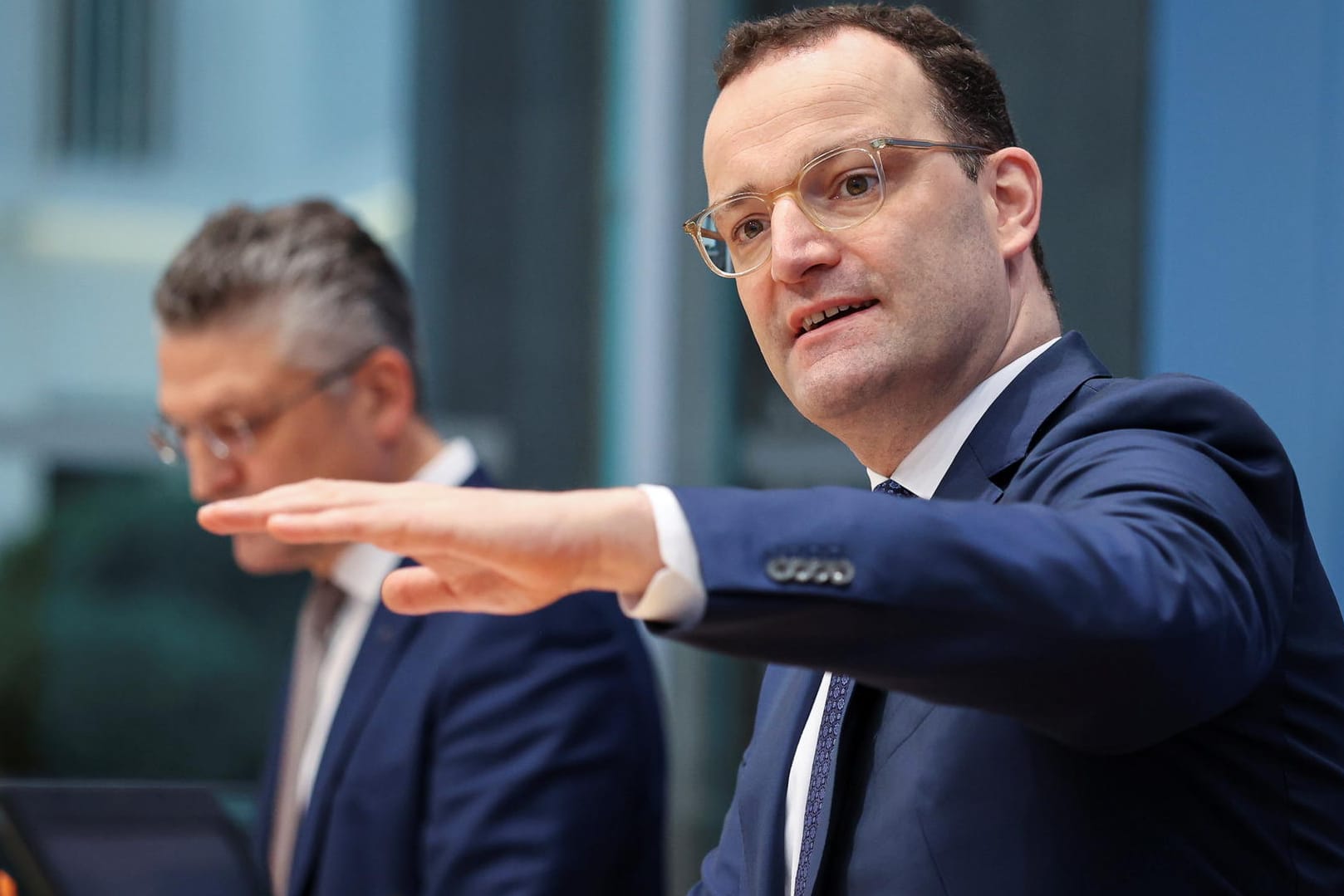 Jens Spahn (CDU) in der Bundespressekonferenz: Der Gesundheitsminister schließt auch neue Lockdowns nicht aus.