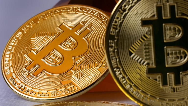Physische Bitcoins: Die größte Digitalwährung strauchelt nach jüngsten Rekordwerten – auch andere Kryptowährungen reißt Bitcoin damit nach unten.