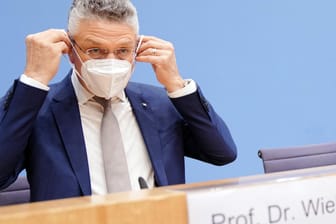 Lothar Wieler: Bei der Pressekonferenz mit Jens Spahn hat er erneut deutliche Worte in der Pandemie gefunden.