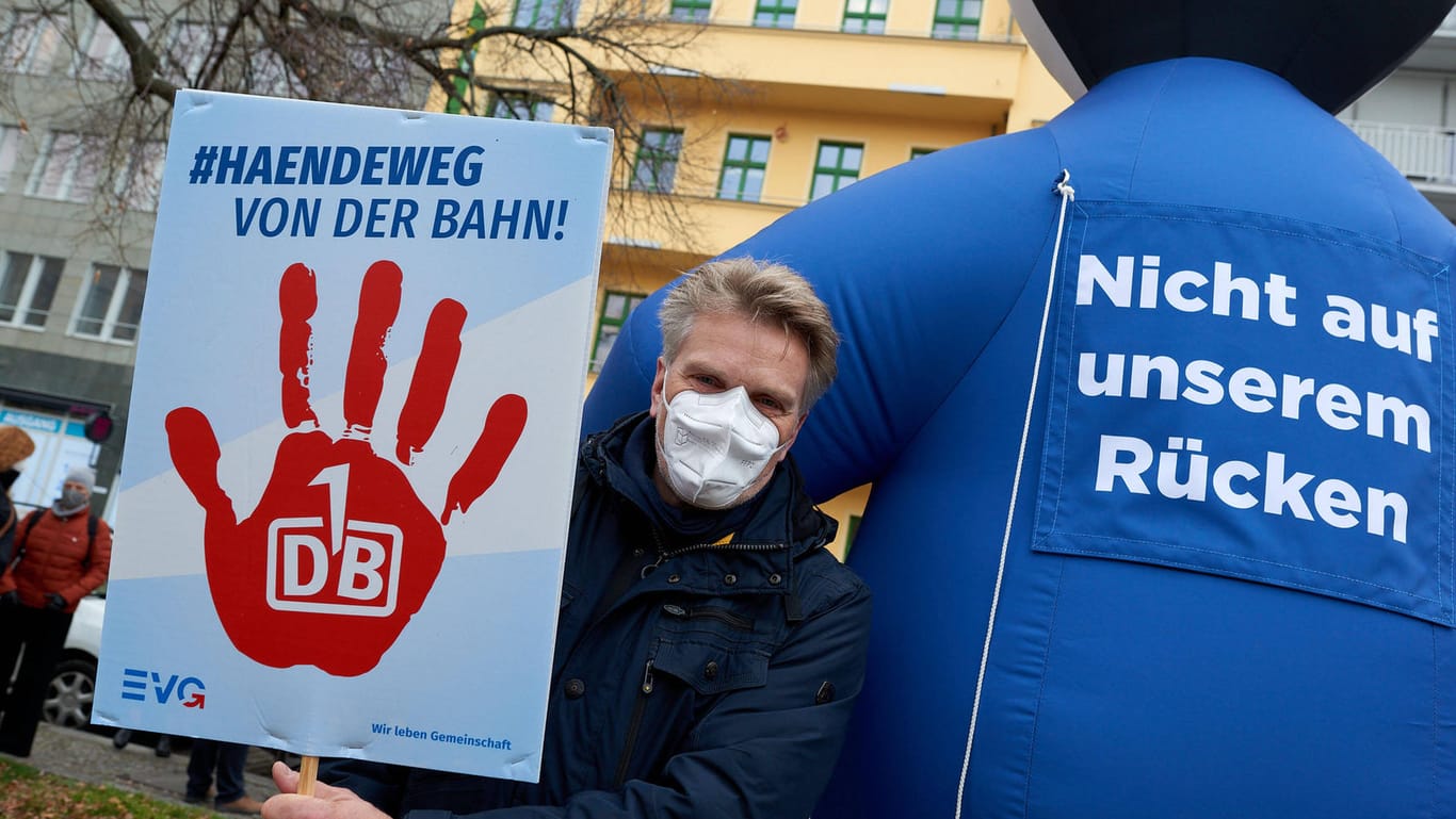 Ein EVG-Gewerkschafter (Symbolbild): Vor Berliner Parteizentralen fanden Proteste gegen die DB-Zerschlagung statt.