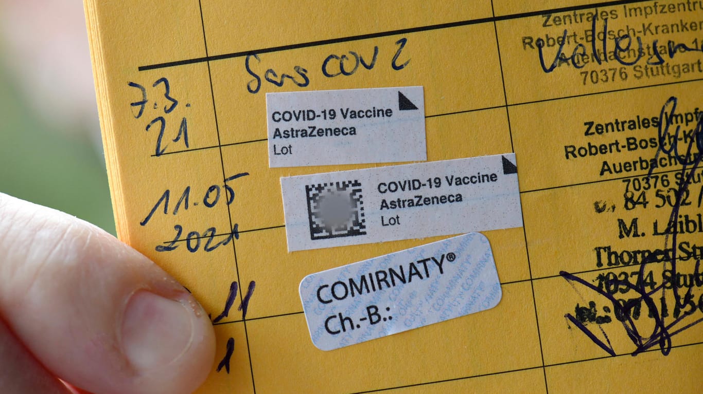 Eine Frau zeigt ihnen Impfpass nach dritter erfolgter Booster-Impfung (Symbolbild): In Baden-Württemberg sind die Impfungen derzeit gefragt.