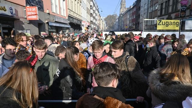 Junge Menschen feiern in dem 2G-Bereich um den Zülpicher Platz (Archivbild): Wegen des großen Andrangs war es wohl auch Menschen gelungen, ohne 2G-Nachweis auf das Gelände zu kommen.