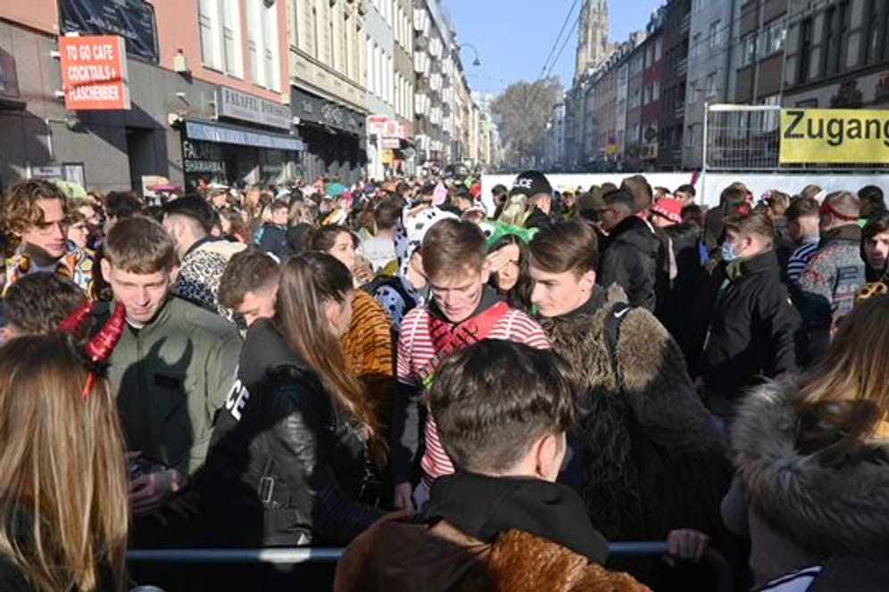 Junge Menschen feiern in dem 2G-Bereich um den Zülpicher Platz (Archivbild): Wegen des großen Andrangs war es wohl auch Menschen gelungen, ohne 2G-Nachweis auf das Gelände zu kommen.