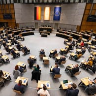 Panorama-Aufnahme von der konstituierenden Sitzung im Abgeordnetenhaus in Berlin. Die Bundestagswahl in Berlin muss eventuell wiederholt werden, der Bundeswahlleiter fechtet das Ergebnis an.