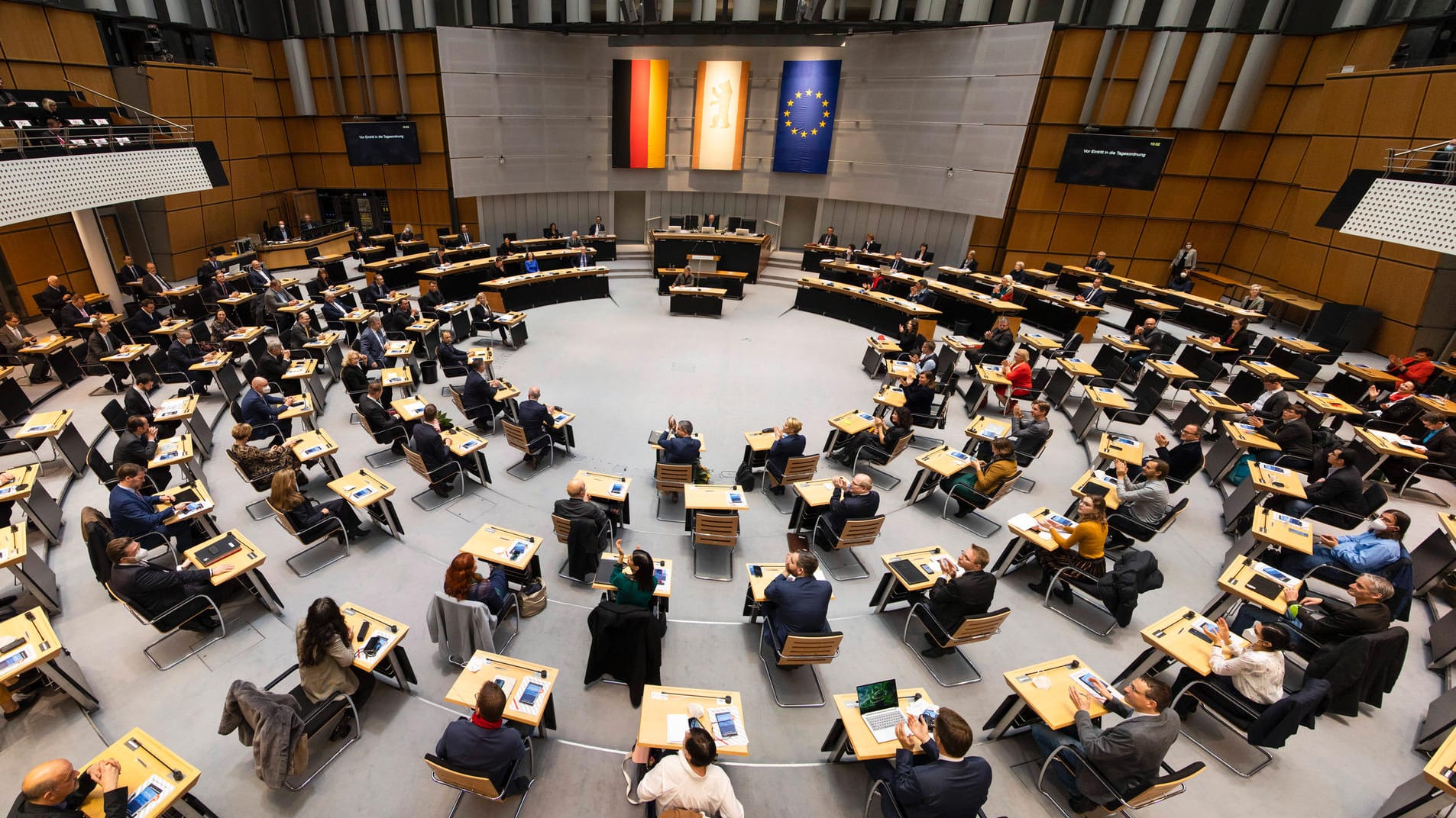 Panorama-Aufnahme von der konstituierenden Sitzung im Abgeordnetenhaus in Berlin. Die Bundestagswahl in Berlin muss eventuell wiederholt werden, der Bundeswahlleiter fechtet das Ergebnis an. Panorama-Aufnahme von der konstituierenden Sitzung im Abgeordnetenhaus in Berlin. Die Bundestagswahl in Berlin muss eventuell wiederholt werden, der Bundeswahlleiter fechtet das Ergebnis an.