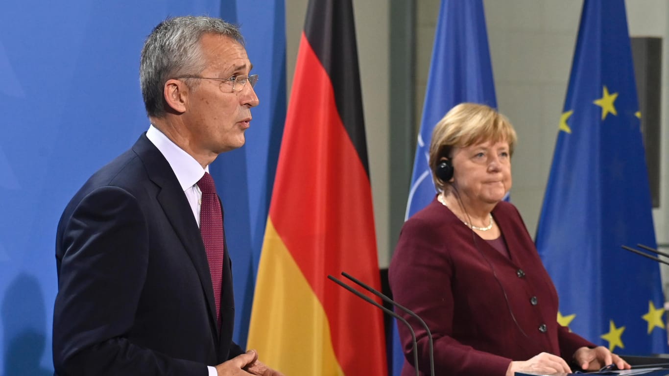 Die geschäftsführende Bundeskanzlerin Angela Merkel (CDU) und Nato-Generalsekretär Jens Stoltenberg bei einer gemeinsamen Pressekonferenz: Beide sind besorgt über die aktuellen Spannungen.