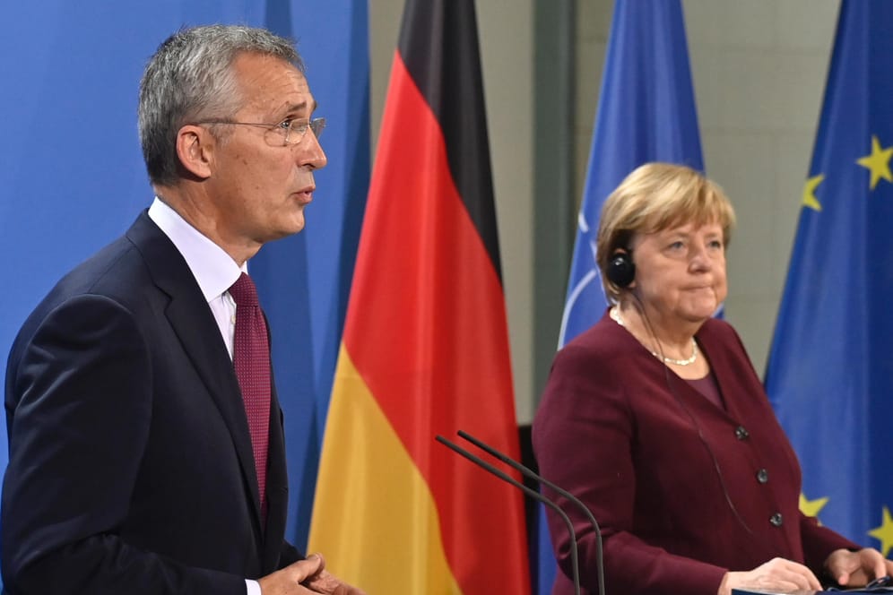 Die geschäftsführende Bundeskanzlerin Angela Merkel (CDU) und Nato-Generalsekretär Jens Stoltenberg bei einer gemeinsamen Pressekonferenz: Beide sind besorgt über die aktuellen Spannungen.