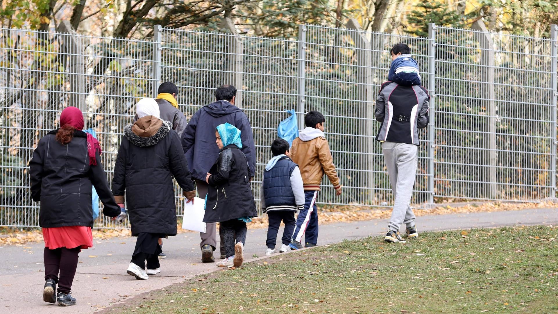 Flüchtlinge in der Unterkunft von Suhl: Ein Wachmann wurde dort wegen seinem aggressiven und beleidigendem Verhalten abgezogen. (Archivfoto)