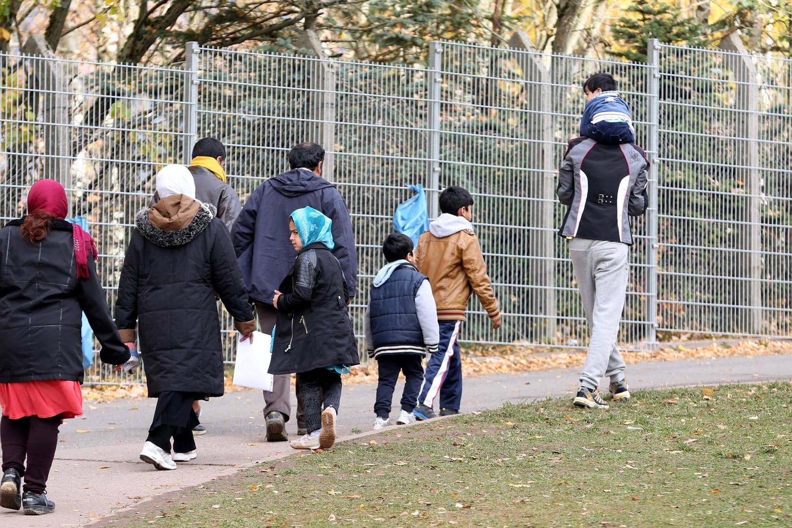 Flüchtlinge in der Unterkunft von Suhl: Ein Wachmann wurde dort wegen seinem aggressiven und beleidigendem Verhalten abgezogen. (Archivfoto)