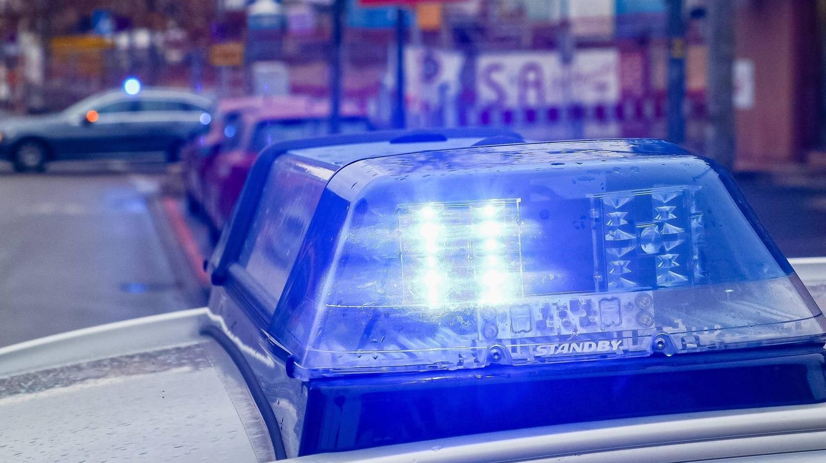 Ein Polizeifahrzeug in Stuttgart (Symbolbild): Nach einem Einbruch in ein Bürogebäude sucht die Polizei nun nach zwei mutmaßlichen Dieben. Ein Polizeifahrzeug in Stuttgart (Symbolbild): Nach einem Einbruch in ein Bürogebäude sucht die Polizei nun nach zwei mutmaßlichen Dieben.