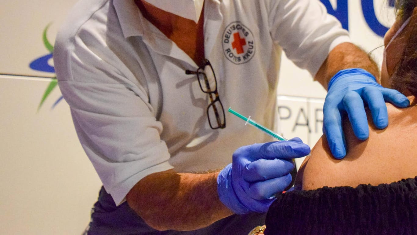 Impfung gegen Corona: Die Impfkampagne stockt, eine Impfprämie wird gefordert. Eine Umfrage weist auf ein eindeutiges Stimmungsbild dazu.