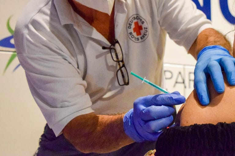 Impfung gegen Corona: Die Impfkampagne stockt, eine Impfprämie wird gefordert. Eine Umfrage weist auf ein eindeutiges Stimmungsbild dazu.