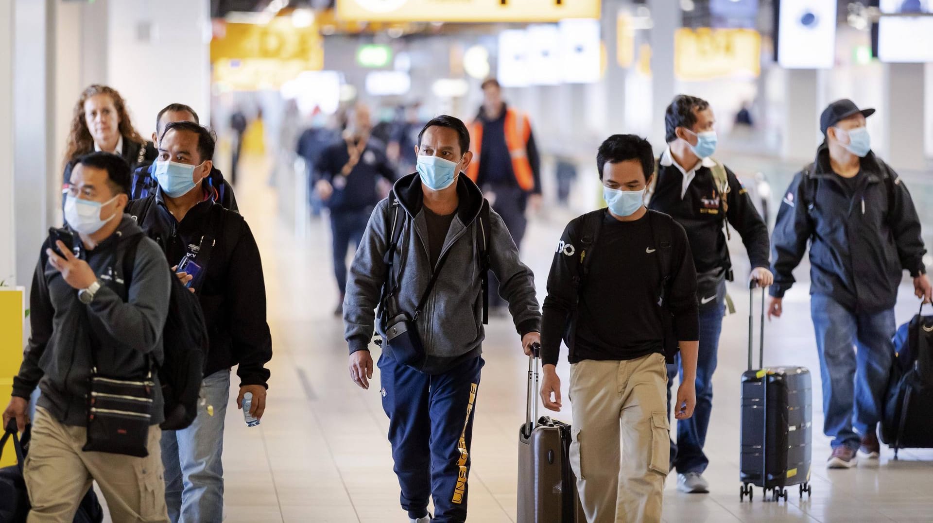 Reisende am Flughafen Amsterdam: Deutschland stuft die Niederlande wieder als Hochrisikogebiet ein.